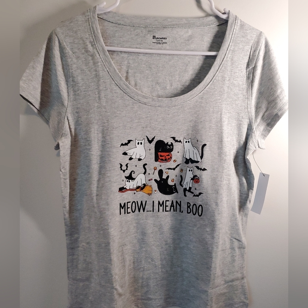 No Boundaries Light Gray Halloween Cat Graphic Tee